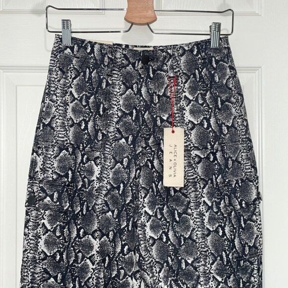 Alice + Olivia Jadon Snake Printed Cargo Pants Size 25 - Picture 7 of 12
